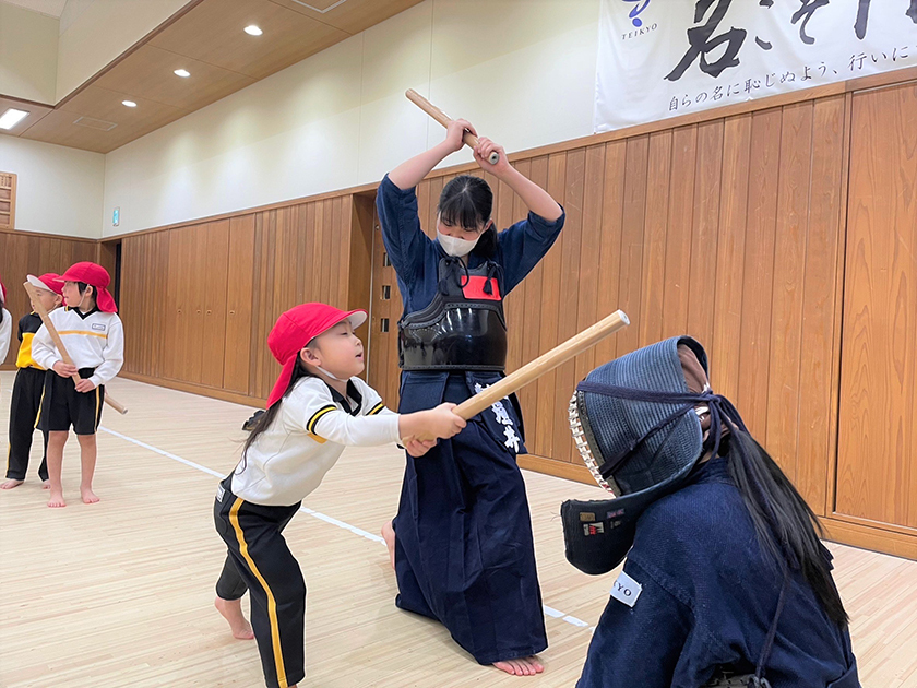 帝京大学幼稚園の園児を招いて剣道教室を開催しました イメージ画像3