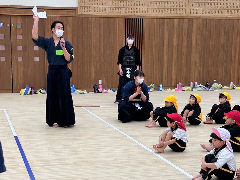 帝京大学幼稚園の園児を招いて剣道教室を開催しました イメージ画像