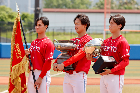 春季リーグ優勝を決めた硬式野球部がMVPを受賞しました イメージ画像1
