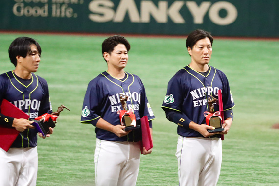 本学卒業生の木南了選手が都市対抗野球大会10年連続出場による表彰を受けました イメージ画像