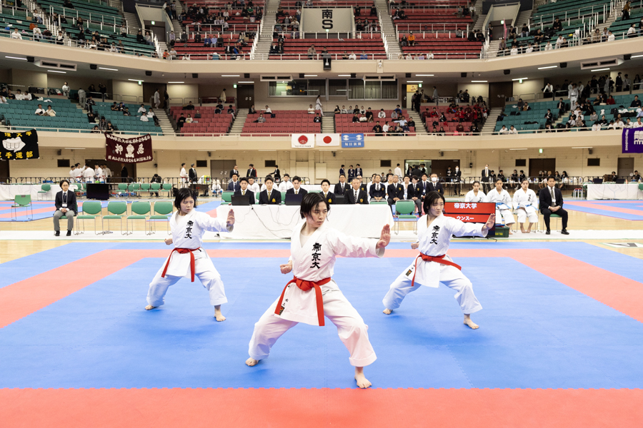 全日本大学空手道選手権大会の団体形で男子5連覇、女子14連覇を成し遂げました イメージ画像1
