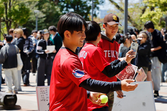 帝京スポーツサポーターの会と硬式野球部が学内イベントを実施しました イメージ画像