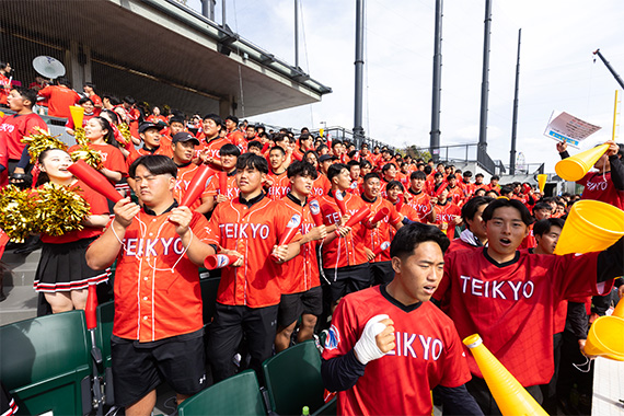 硬式野球部が臨む春季リーグ開幕戦にラグビー部など約250人の学生応援団がスタンドを赤く染めました イメージ画像