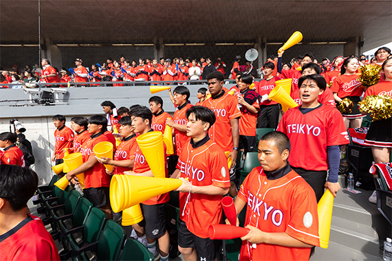 硬式野球部が臨む春季リーグ開幕戦にラグビー部など約250人の学生応援団がスタンドを赤く染めました イメージ画像