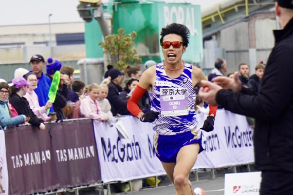 駅伝競走部の島田晃希さんがハーフマラソンの国際大会で優勝しました イメージ画像