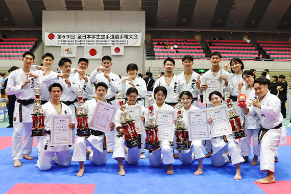 空手道部が全日本学生空手道選手権大会女子形で優勝し表彰台を独占しました イメージ画像