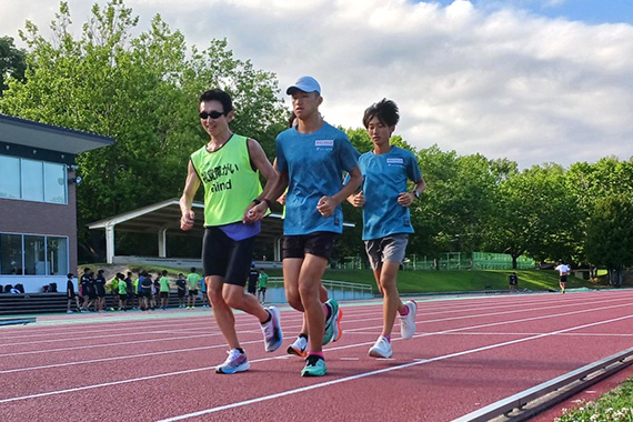 駅伝競走部が日本ブラインドマラソン協会主催のブラインドマラソン合宿に伴走者ボランティアとして参加しました イメージ画像