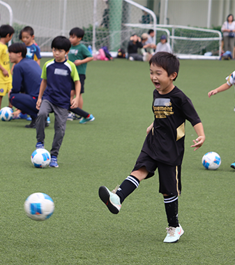 サッカー部の学生がTEIKYOマルチスポーツカーニバル 芝生deふれあいサッカーを八王子キャンパスで実施しました イメージ画像