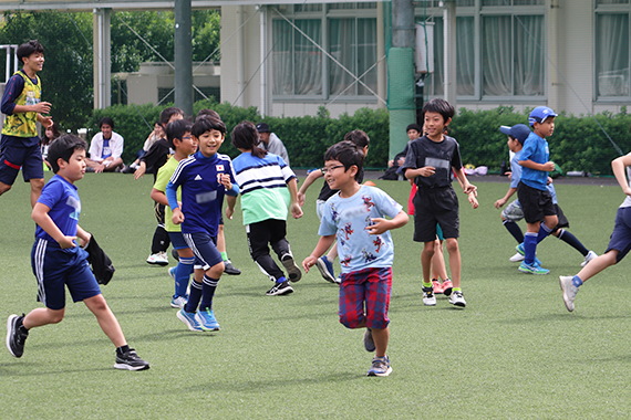 サッカー部の学生がTEIKYOマルチスポーツカーニバル 芝生deふれあいサッカーを八王子キャンパスで実施しました イメージ画像