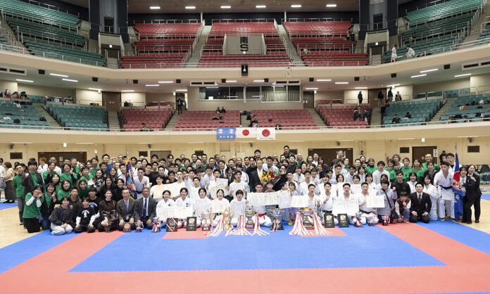 全日本大学空手道選手権大会の男女団体形・男子団体組手で優勝し3冠を達成しました イメージ画像