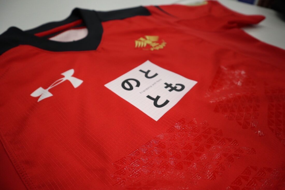 帝京大学ラグビー部のユニフォームに能登復興の想いを込めた新しいロゴが加わりました イメージ画像