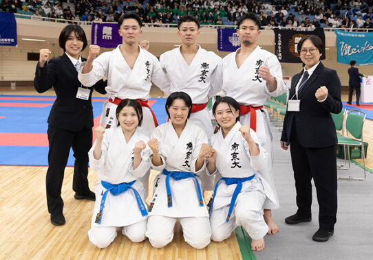 全日本大学空手道選手権大会の男女団体形・男子団体組手で優勝し3冠を達成しました イメージ画像