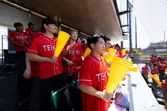 硬式野球部が臨む春季リーグ城西大学戦に約250人の学生応援団がスタンドを赤く染めました イメージ画像1