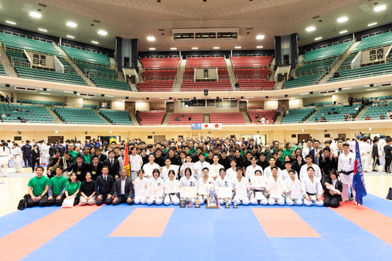 空手道部が東日本大学空手道選手権大会の男女団体形・女子団体組手で優勝し3冠を達成しました イメージ画像