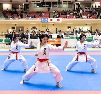空手道部が東日本大学空手道選手権大会の男女団体形・女子団体組手で優勝し3冠を達成しました イメージ画像