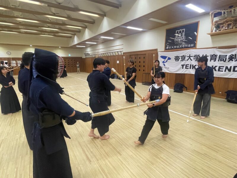 剣道部が「帝京大学アジア交流プログラム」の一環として留学生を対象に剣道体験教室を開催しました イメージ画像